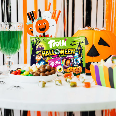 Trolli Halloween Süßigkeiten-Mix 360g auf einem dekorierten Tisch mit Kürbis und Halloween-Deko